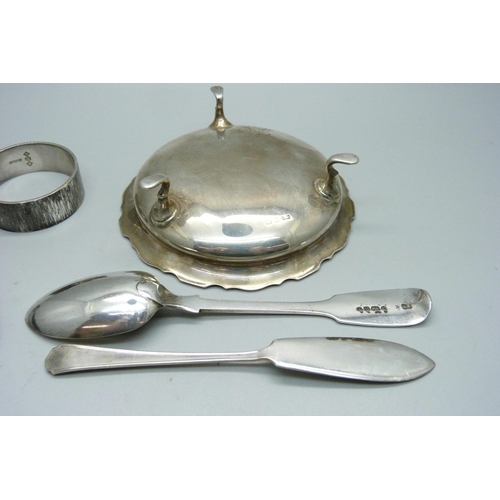 816 - Five silver items including a heavy napkin ring, total weight 136g