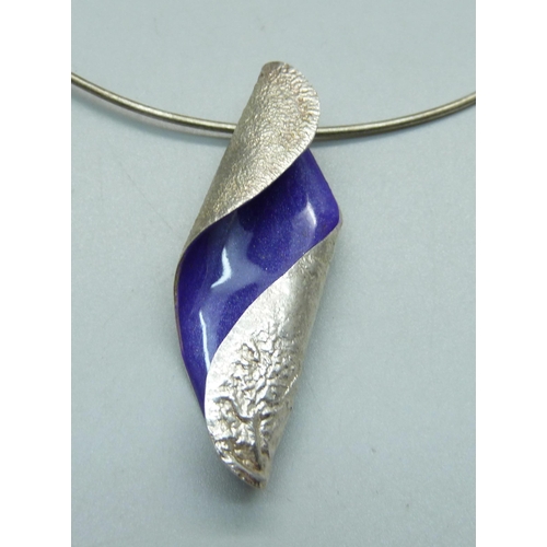 818 - A silver and enamel necklace