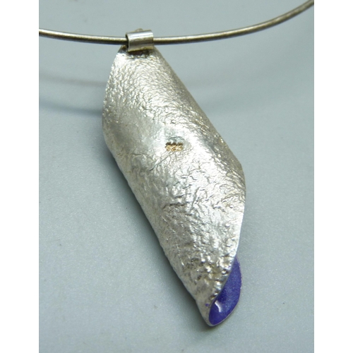 818 - A silver and enamel necklace