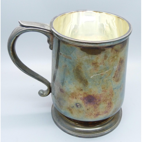 821 - A large silver mug, Sheffield 1947, 348g, height 12cm, (without inscription)