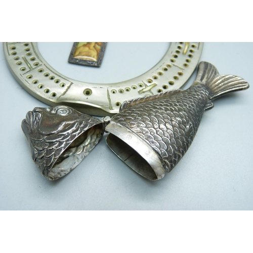 842 - A novelty continental silver fish trinket box with hinged lid, length 97mm, a horseshoe cribbage mar... 