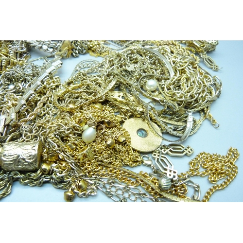 856 - Gold tone jewellery