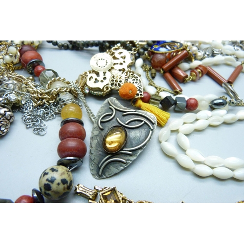 857 - Costume jewellery