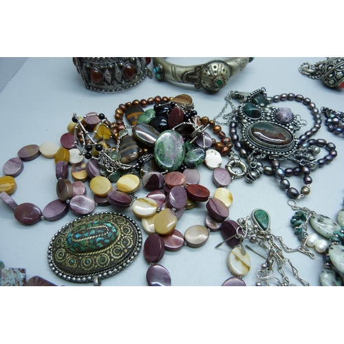 865 - A collection of stone and stone set jewellery