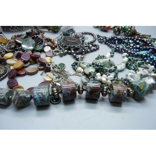 865 - A collection of stone and stone set jewellery