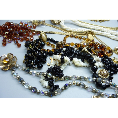 869 - Jewellery including gold tone and faceted bead necklaces