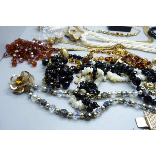 869 - Jewellery including gold tone and faceted bead necklaces