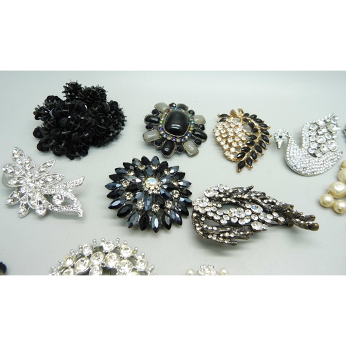 871 - A collection of brooches including paste set