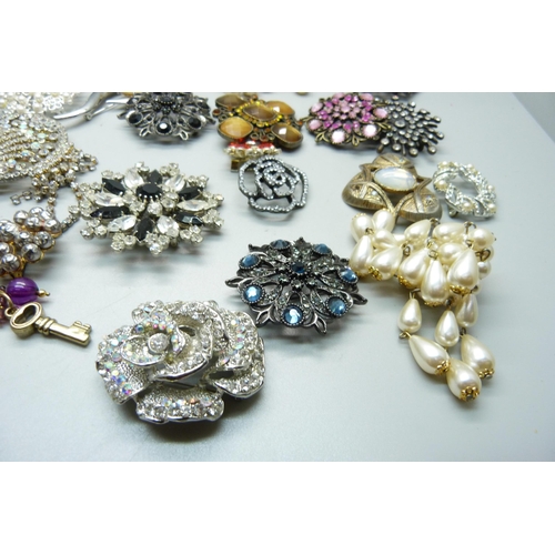 871 - A collection of brooches including paste set