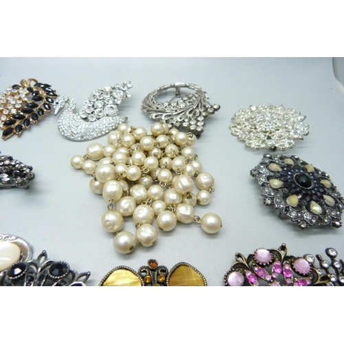 871 - A collection of brooches including paste set