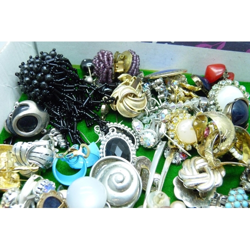 880 - Over 100 pairs of costume earrings