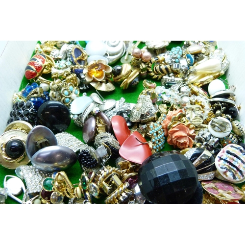 880 - Over 100 pairs of costume earrings