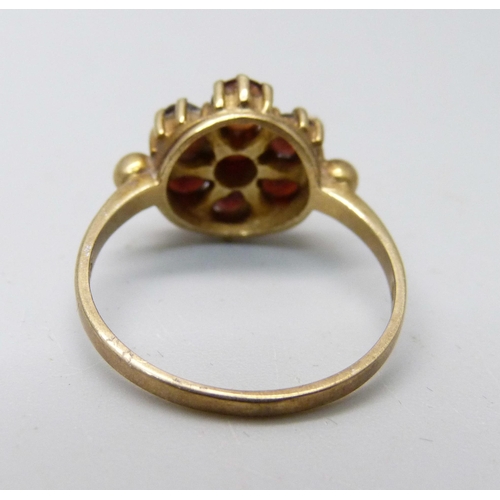 894 - A 9ct gold and garnet ring, 2.7g, O