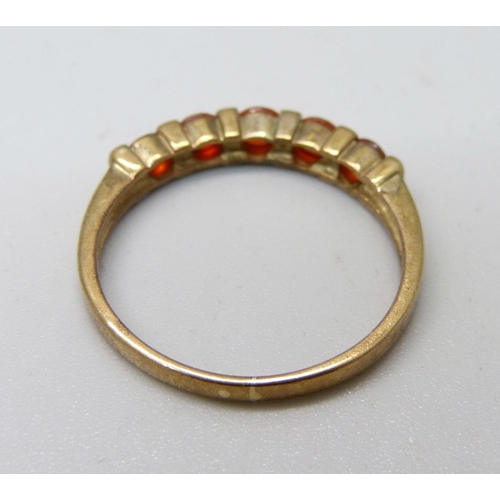 896 - A 9ct gold and fire opal ring, 2.4g, T