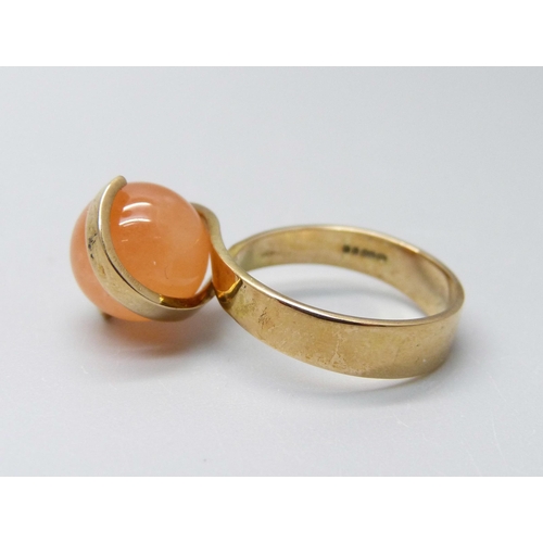 913 - A 9ct gold, peach moonstone designer ring, 5g, M