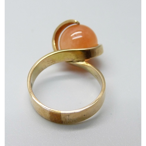 913 - A 9ct gold, peach moonstone designer ring, 5g, M