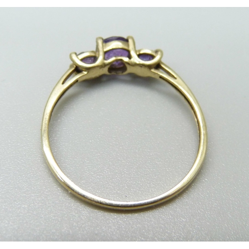 924 - A 9ct gold, three stone amethyst ring, 1.2g, R