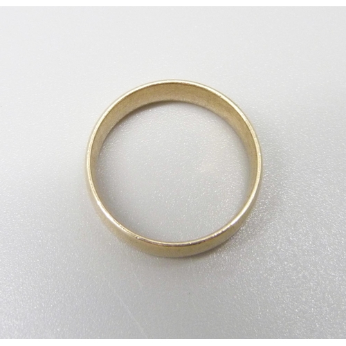 928A - A 9ct gold wedding ring, 4.7g, Q/R