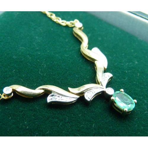 929 - A 9ct gold, emerald and diamond necklace, 3.6g