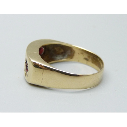 937 - A gentleman's 9ct gold, three stone ring, 4.1g, Q/R