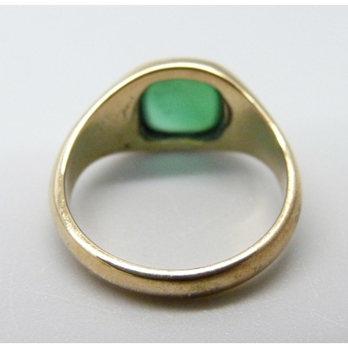 941 - An early 20th Century 9ct gold chalcedony signet ring, worn Birmingham mark, 3.2g, J