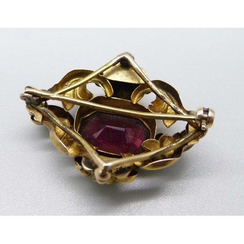 943 - A c1900 yellow metal and amethyst brooch