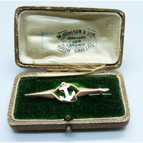 949 - A 9ct gold anchor brooch in fitted case, 1.5g, metal pin