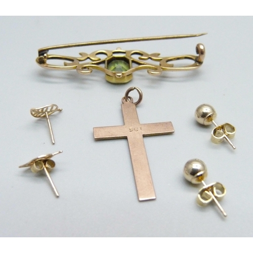 952 - A 9ct gold cross pendant, two pairs of 9ct gold earrings and a brooch, (pendant and earrings 1.7g)