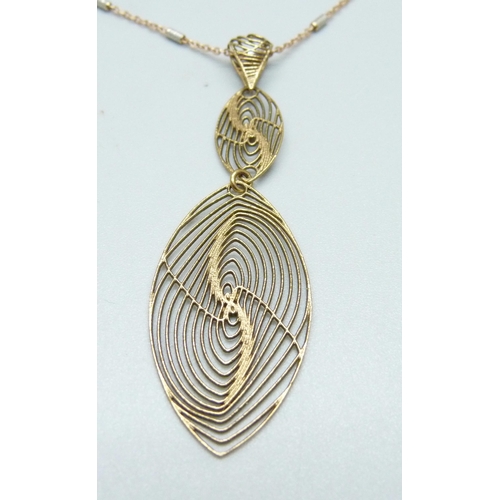 971 - An 18ct gold pendant and chain, 6.2g, chain 44cm