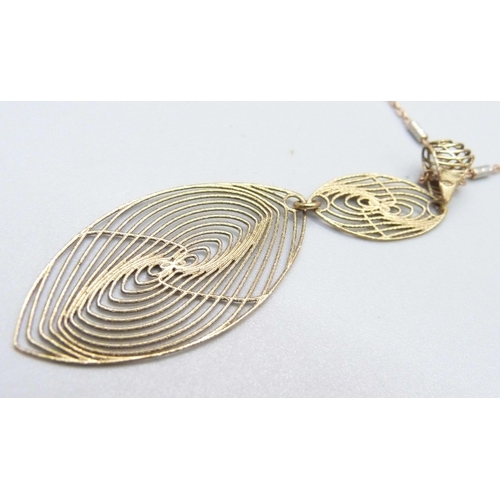 971 - An 18ct gold pendant and chain, 6.2g, chain 44cm