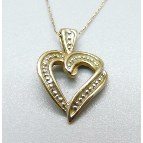 985 - A 10k heart shaped pendant on a fine 10k gold chain, 1.8g