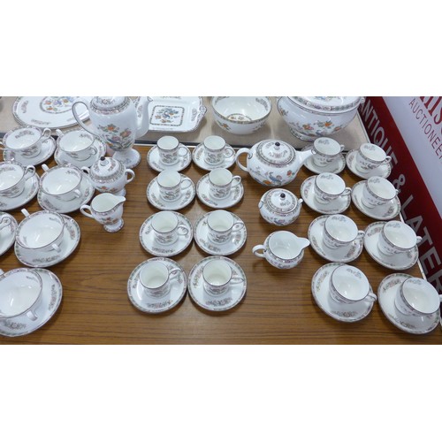 630 - A large suite of Wedgwood Kutani Crane tea and dinnerwares, tablewares, including eight setting tea ... 