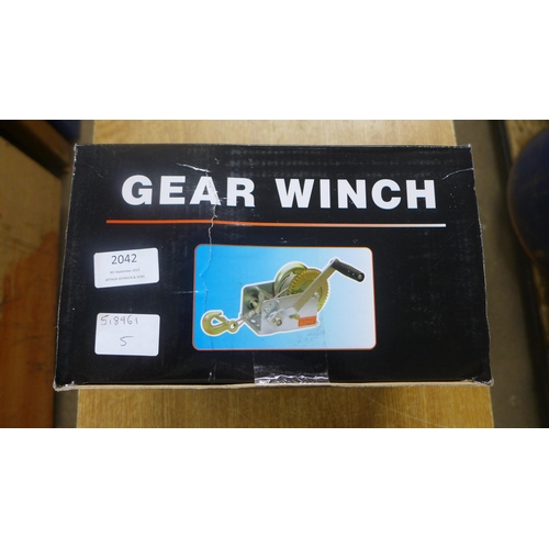 2041 - A gear winch (2000lb) * This lot is subject to VAT