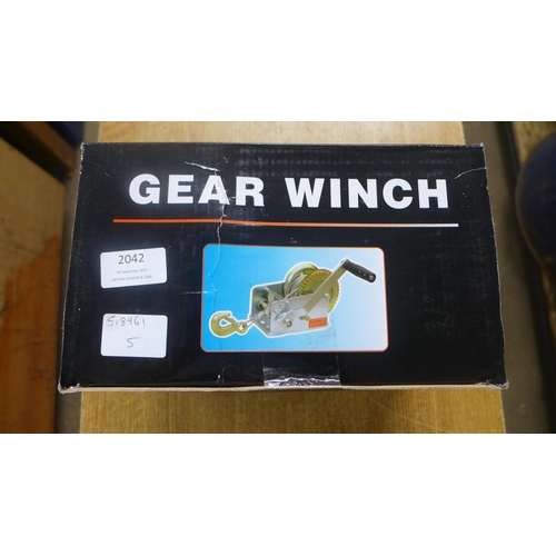 2042 - A gear winch (2000lb) * This lot is subject to VAT