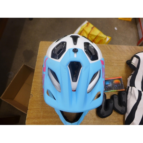 2078 - A MET full face bike helmet