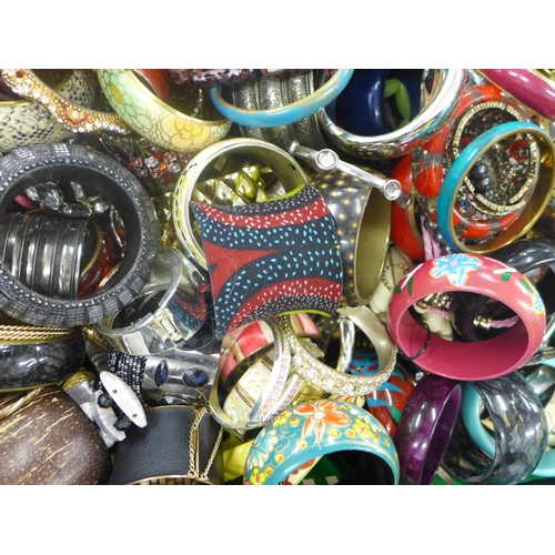 2120 - A large quantity of bangles