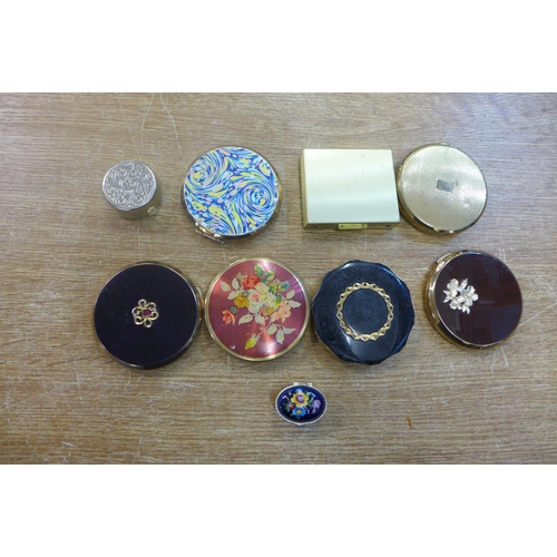 2128 - Various make-up compacts