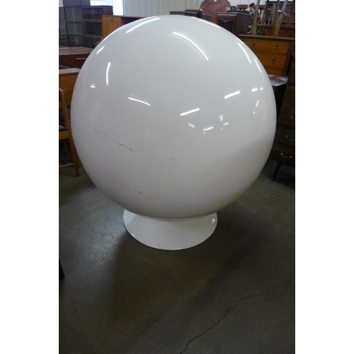 32 - An Eero Aarnio style white laminate ball chair