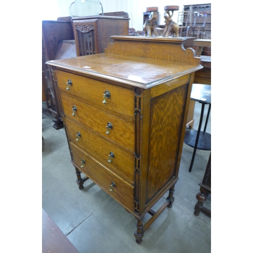 87 - An early 20th Century oak chest of drawers