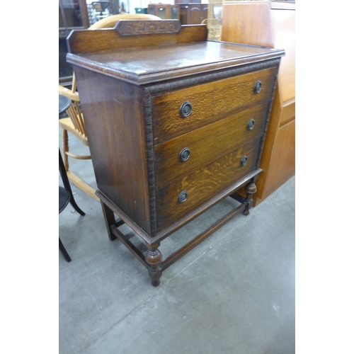 88 - An early 20th Century oak chest of drawers