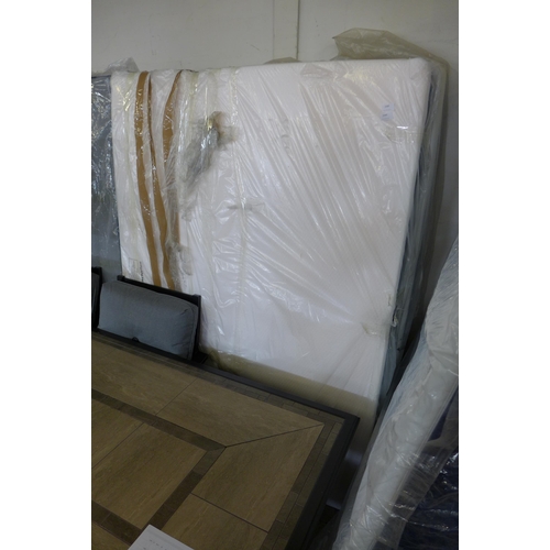 1529 - A double size mattress