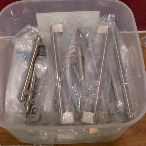 3075 - Quantity of Misc. handles  * This lot is subject to vat