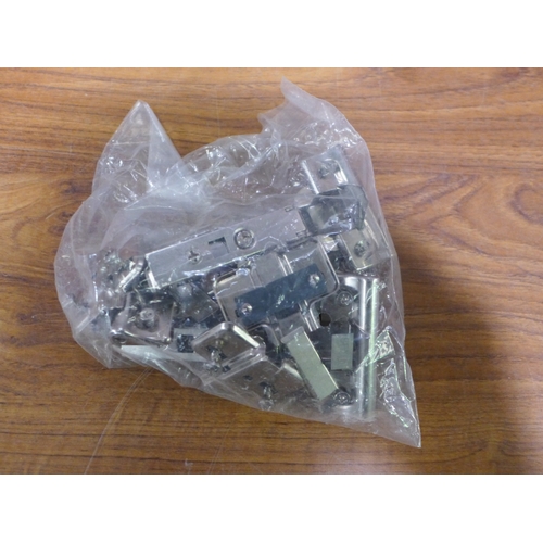 3076 - Quantity of Hinges * This lot is subject to VAT