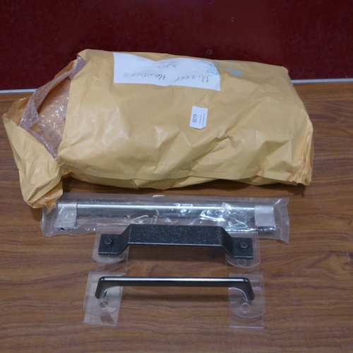 3079 - Quantity of Misc. Handles * This lot is subject to VAT