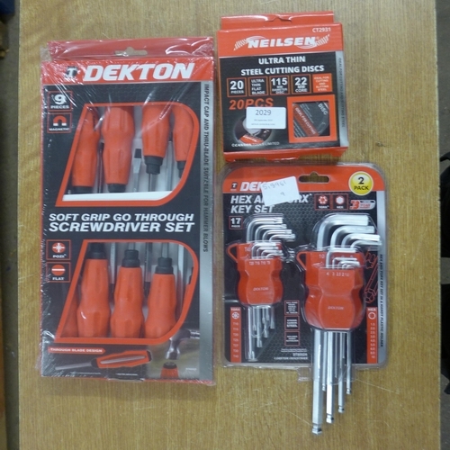 2029 - A Dekton impact screw driver set, a Hex/Torx key set and twenty Neilsen cutting discs * This lot is ... 