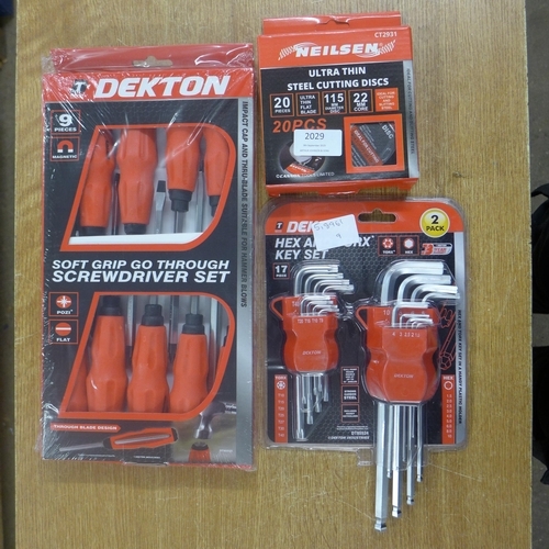 2030 - A Dekton impact screw driver set, a Hex/Torx key set and twenty Neilsen cutting discs * This lot is ... 