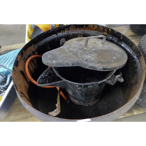 2468 - A tar bucket with gas bottle