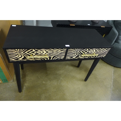 1443 - A zebra design and black console table