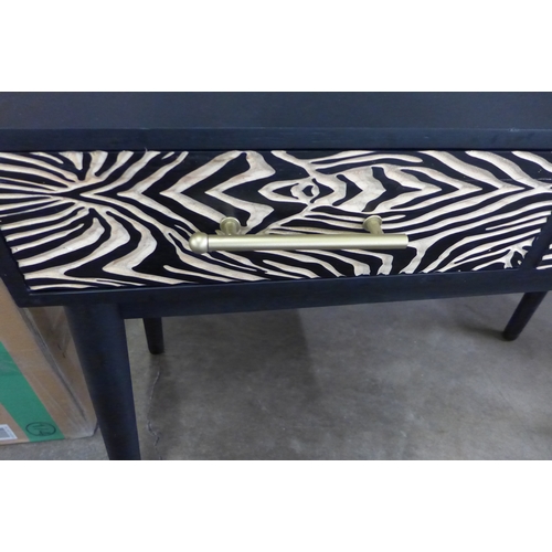 1443 - A zebra design and black console table