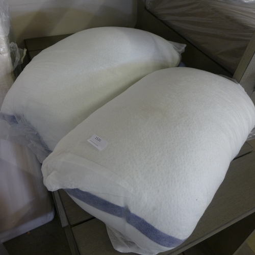 1530 - A pair of pillows